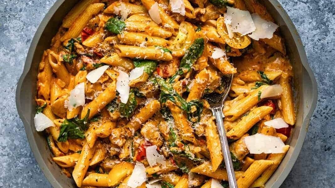 creamy one pot Tuscan chicken pasta with cream and sundried tomatoes